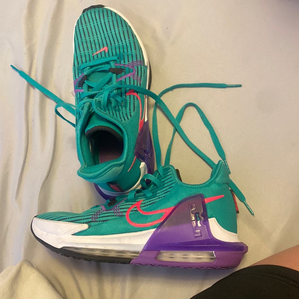 NIKE LeBron Witness 6